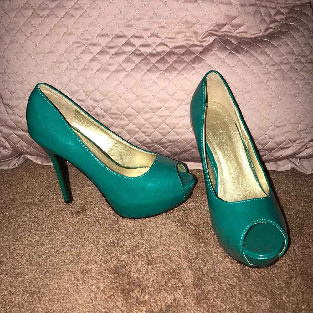 Open toed teal pumps